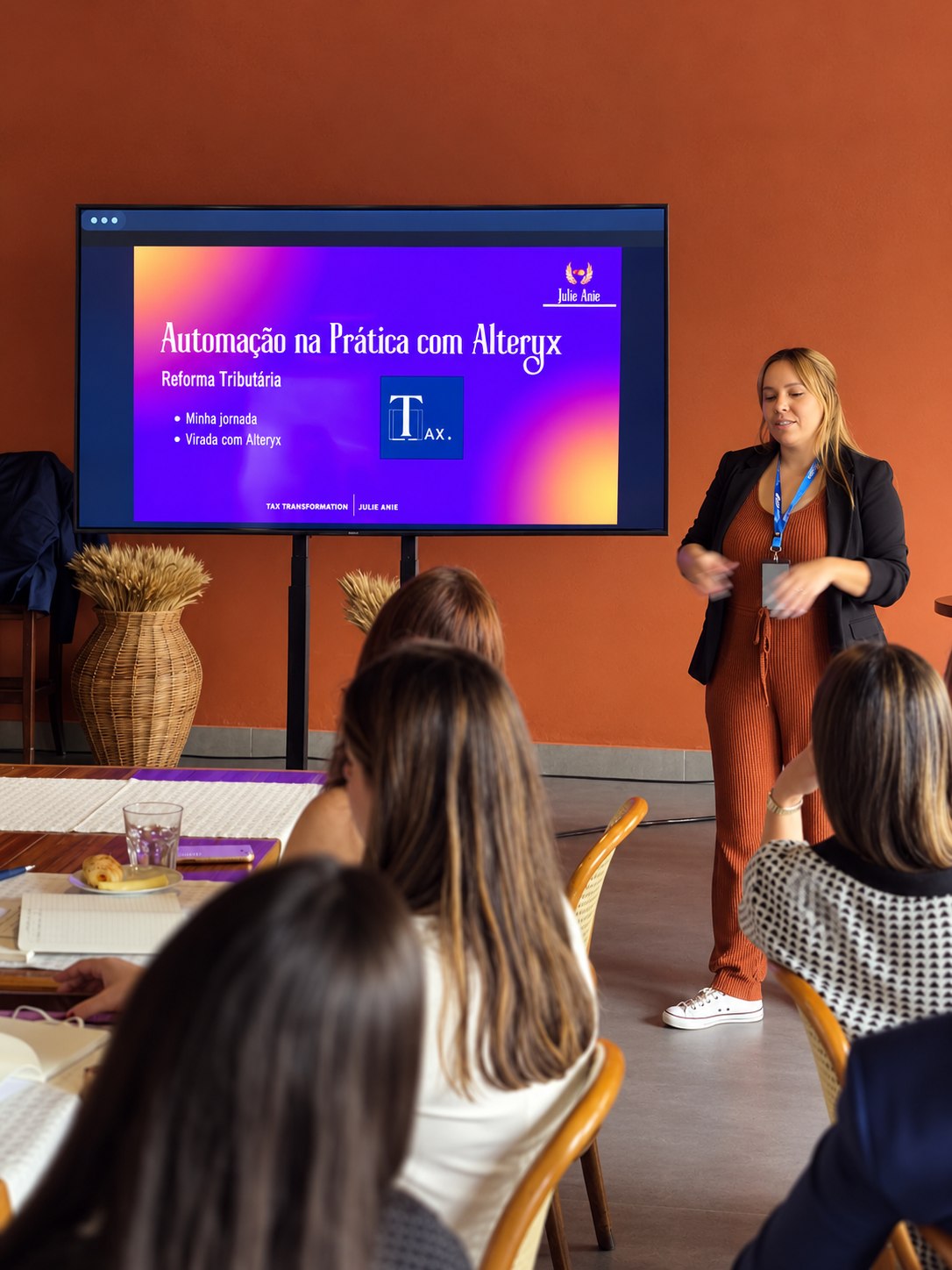 Julie apresentando Automação na Prática com Alteryx e Reforma Tributária