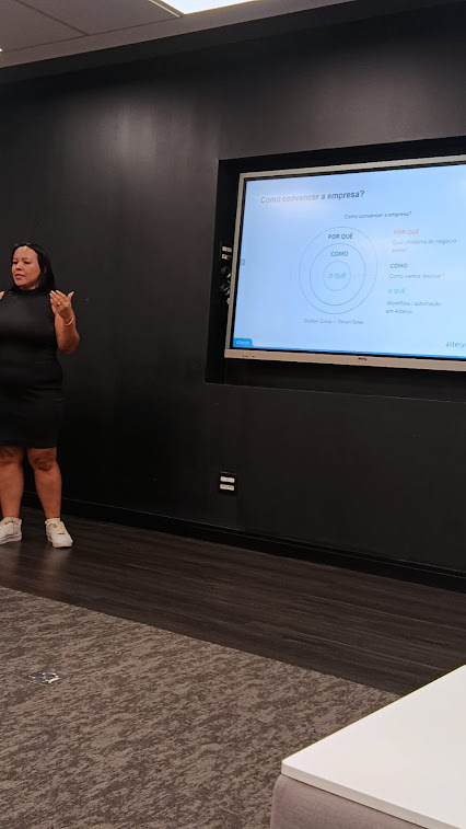 Julie em apresentação com o slide Como convencer a empresa
