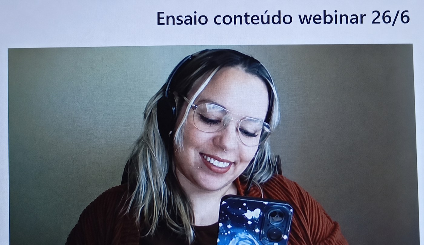 Julie em registro de bastidores do ensaio para webinar
