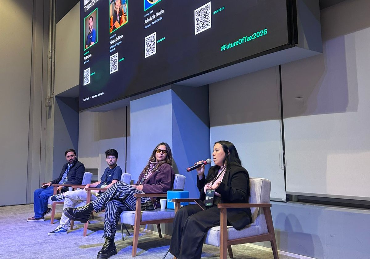 Julie Anie participando de um painel sobre tecnologia e transformação tributária