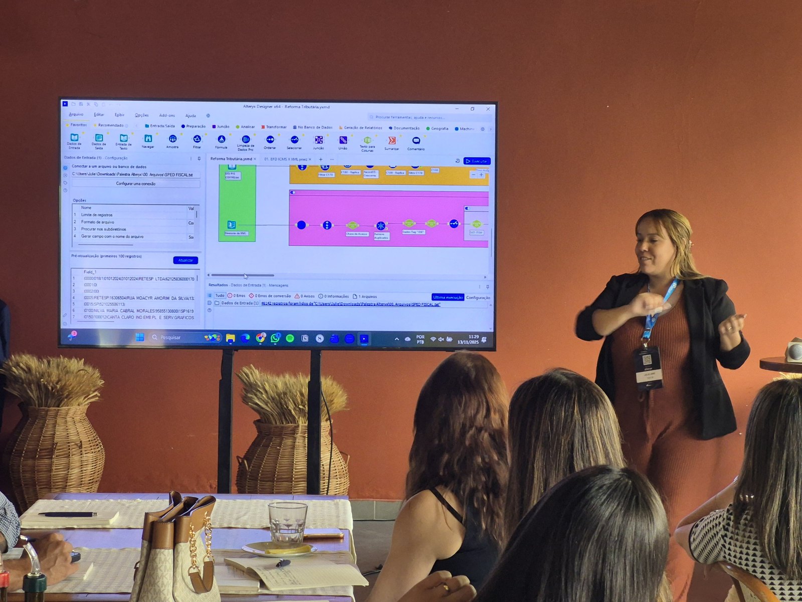 Julie Anie apresentando automação com Alteryx
