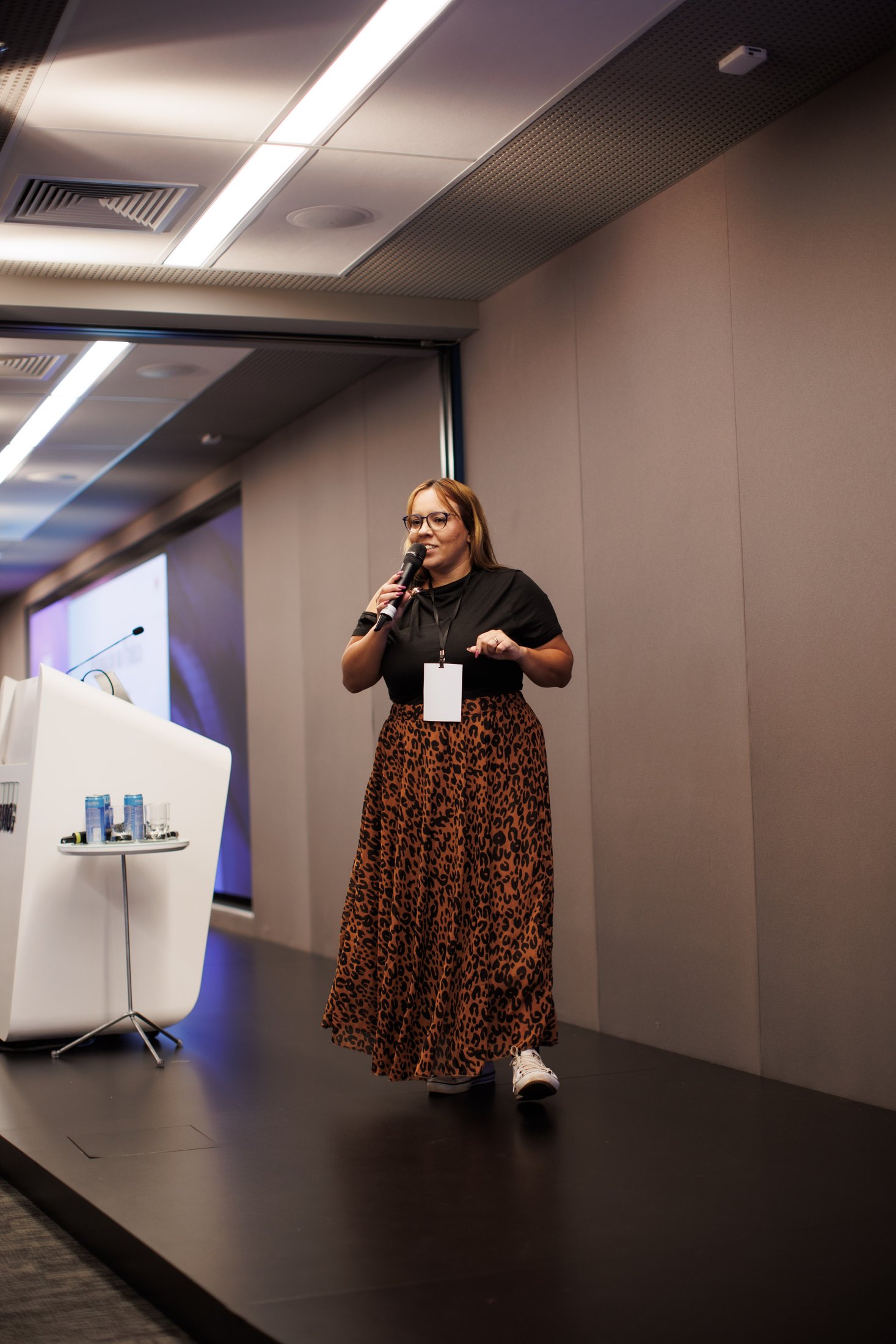 Julie Anie apresentando em um evento